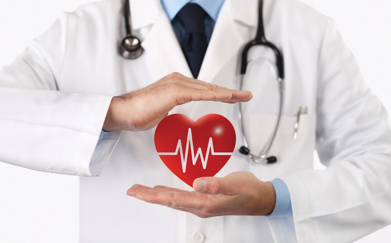 Сердце человека и доктор. Врач с сердцем. Сердце в руках врача. Сердечко медицина. Врач с сердечком.