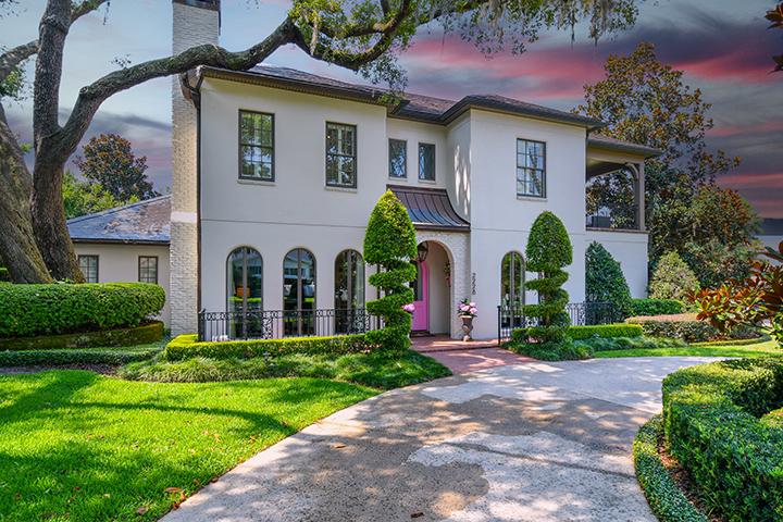 Maximalist mansion located in Winter Park, FL that Carrie Bradshaw would be jealous of.