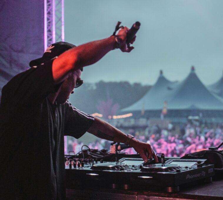 dj at festival