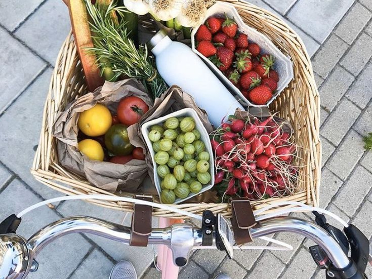 Buying fruits and veggies from the farmers markets