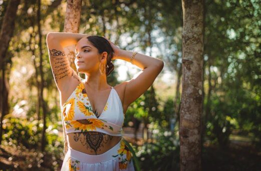 Woman in a crop top and sun hat walking through an Orlando outdoor market