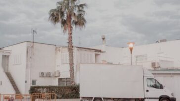 Moving truck pulling into an Orlando suburban neighborhood on a sunny day
